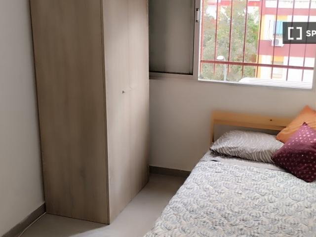 Se alquila habitación en piso de 4 habitaciones en Sevilla, Sevilla