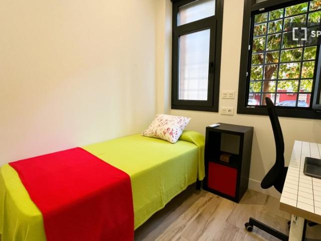 Se alquila habitación en piso de 4 habitaciones en Sevilla