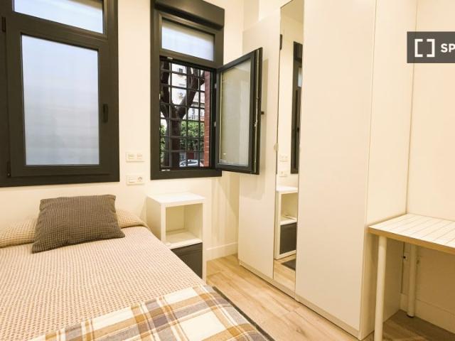 Se alquila habitación en piso de 4 habitaciones en Sevilla