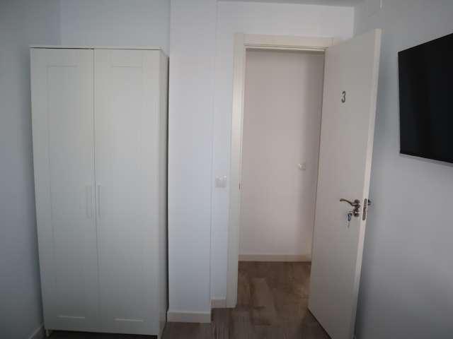 Se alquila habitación en piso de 4 habitaciones en Sevilla