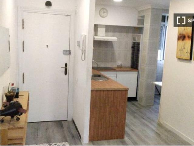 Se alquila habitación en piso de 4 habitaciones en Sevilla