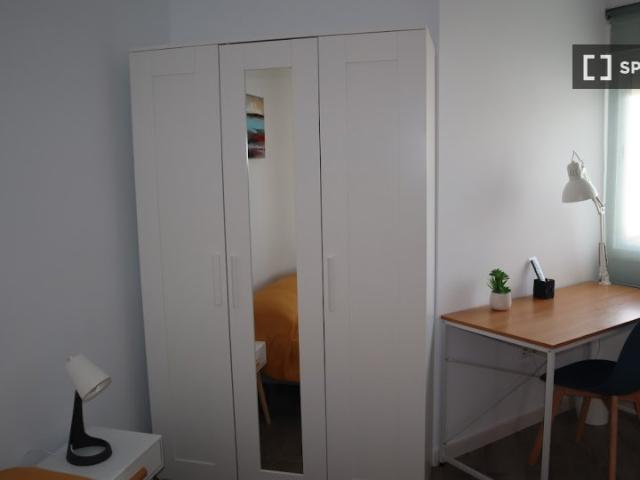 Se alquila habitación en piso de 4 habitaciones en Sevilla