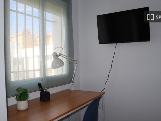 Se alquila habitación en piso de 4 habitaciones en Sevilla