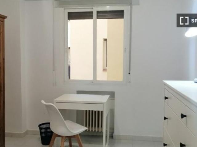 Se alquila habitación en piso de 5 dormitorios en Nueva España