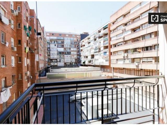 Se alquila habitación en piso de 5 dormitorios en Nueva España