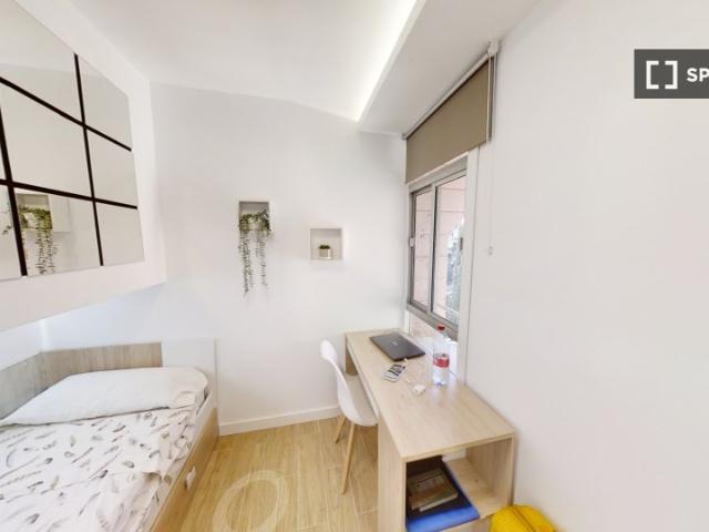 Se alquila habitación en piso compartido de 5 habitaciones en Granada