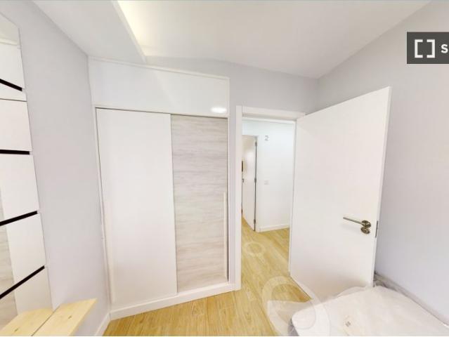 Se alquila habitación en piso compartido de 5 habitaciones en Granada