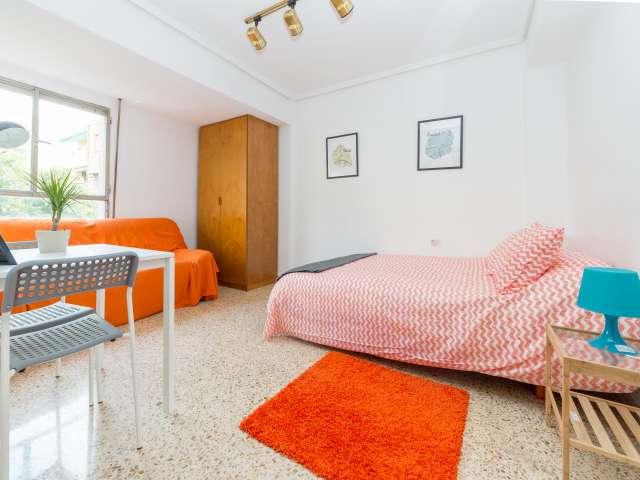 Se alquila habitación en piso de 5 dormitorios en Algirós, Valencia