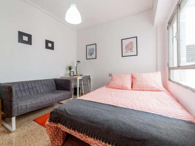 Se alquila habitación en piso de 5 dormitorios en Algirós, Valencia