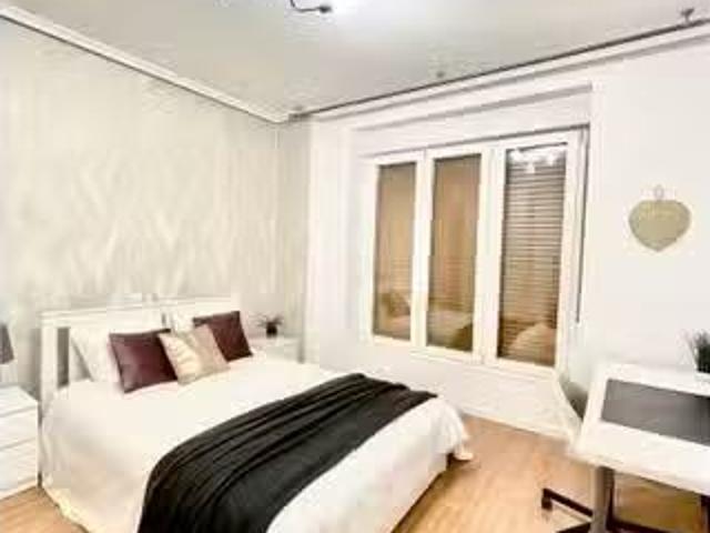 Se alquila habitación en piso de 5 dormitorios en Almagro, Mad.