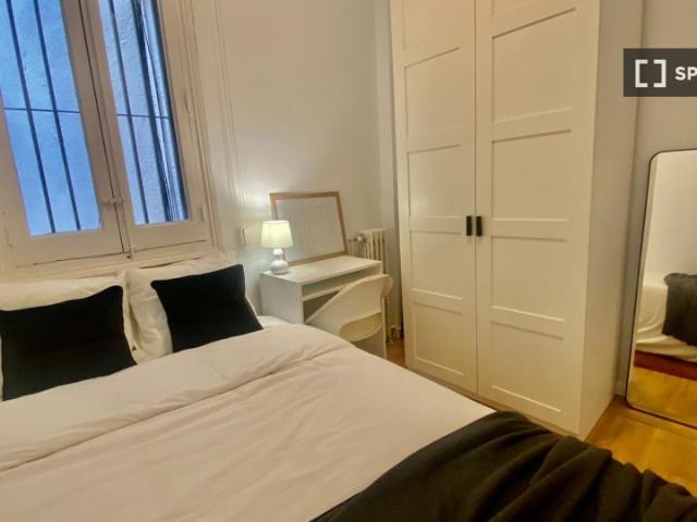 Se alquila habitación en piso de 5 dormitorios en Almagro, Madrid