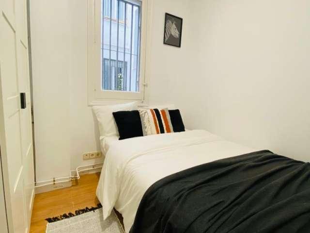 Se alquila habitación en piso de 5 dormitorios en Almagro, Madrid