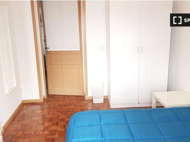 Se alquila habitación en piso de 5 dormitorios en Argüelles, Madrid