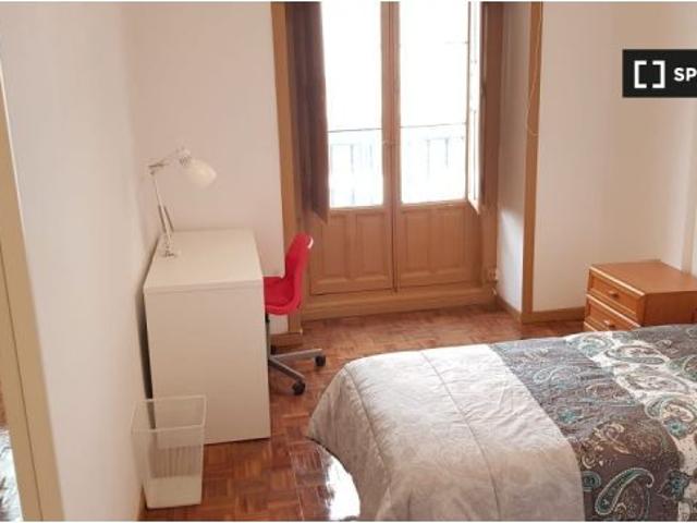 Se alquila habitación en piso de 5 dormitorios en Argüelles, Madrid