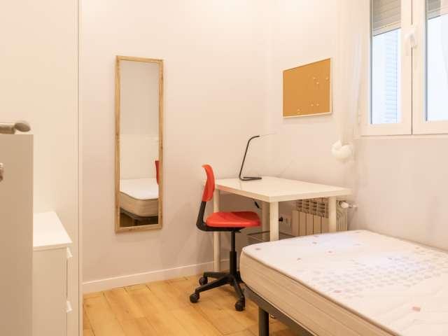 Se alquila habitación en piso de 5 dormitorios en Chamberí, Madrid