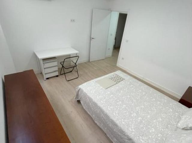 Se alquila habitación en piso de 5 dormitorios en Chamberí, Madrid