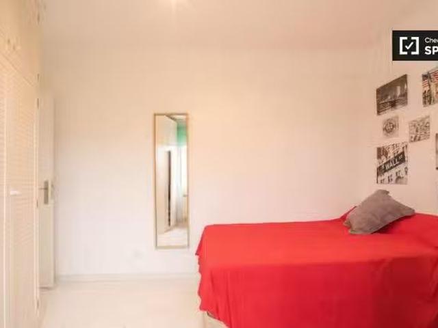 Se alquila habitación en piso de 5 dormitorios en Ciudad Lineal