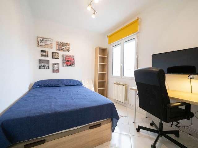 Se alquila habitación en piso de 5 dormitorios en Ciudad Lineal