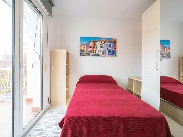Se alquila habitación en piso de 5 dormitorios en Ciudad Lineal