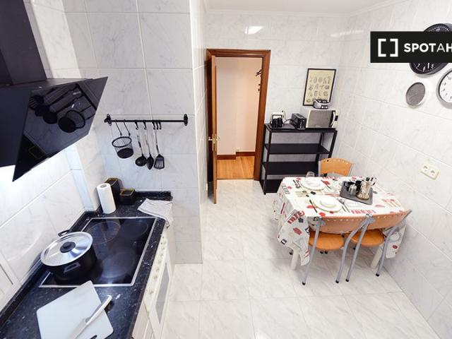 Se alquila habitación en piso de 5 dormitorios en Deusto, Bilbao