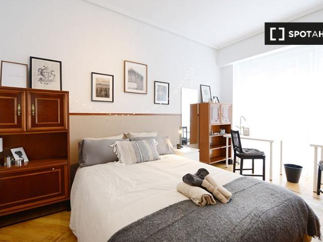 Se alquila habitación en piso de 5 dormitorios en Deusto, Bilbao