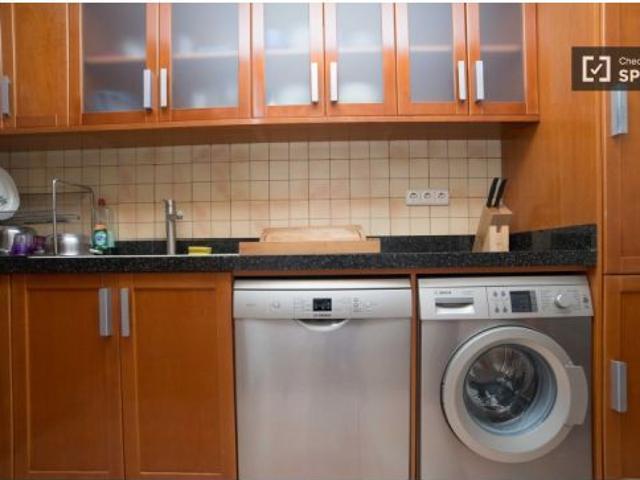 Se alquila habitación en piso de 5 dormitorios en Eixample