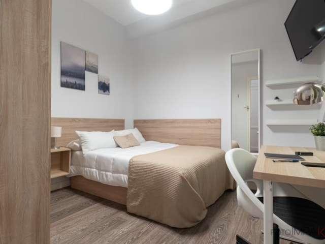 Se alquila habitación en piso de 5 dormitorios en Goya, Madrid