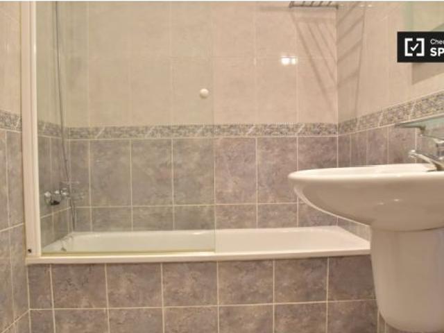 Se alquila habitación en piso de 5 dormitorios en Gran Vía, Valencia