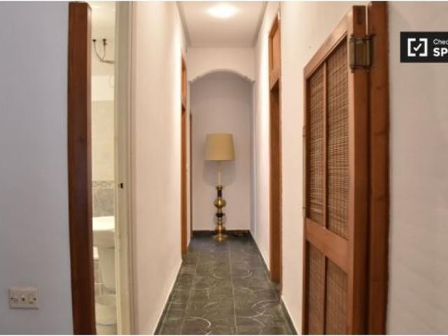 Se alquila habitación en piso de 5 dormitorios en Gran Vía, Valencia