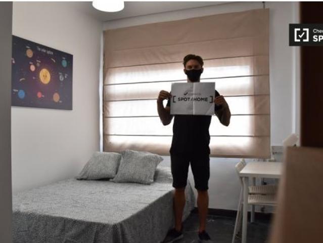 Se alquila habitación en piso de 5 dormitorios en Gran Vía, Valencia