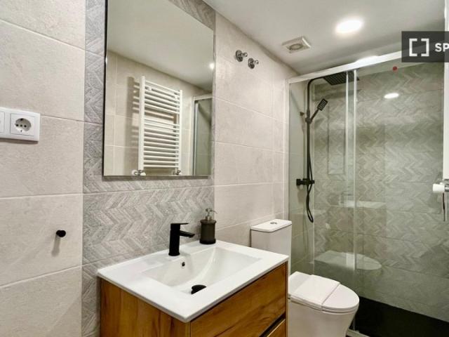 Se alquila habitación en piso de 5 dormitorios en Plaza de Oriente