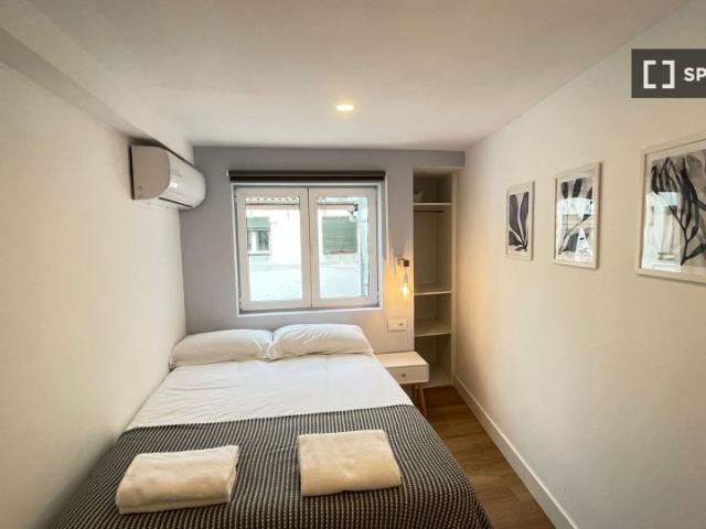 Se alquila habitación en piso de 5 dormitorios en Plaza de Oriente