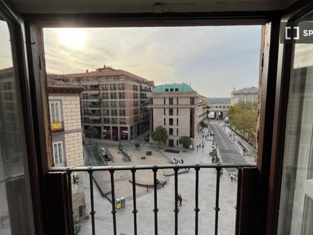 Se alquila habitación en piso de 5 dormitorios en Plaza de Oriente