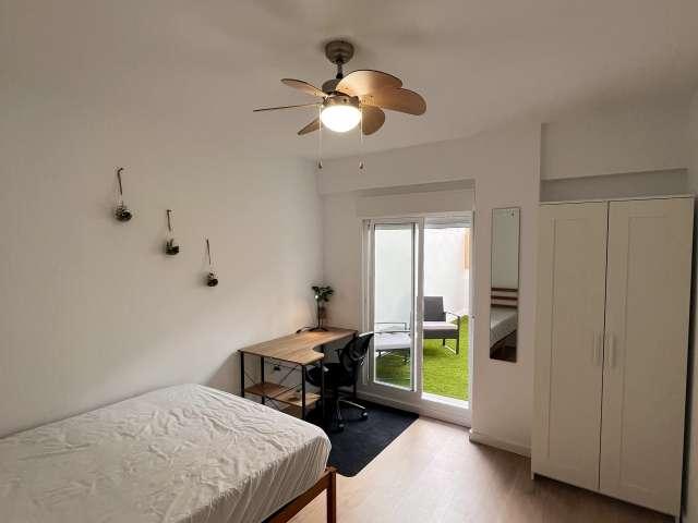 Se alquila habitación en piso de 5 dormitorios en Valencia