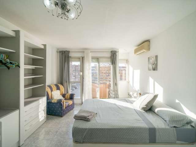 Se alquila habitación en piso de 5 dormitorios en Valencia