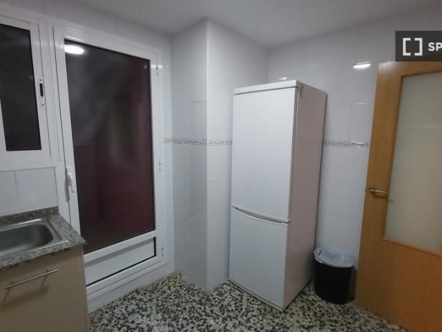 Se alquila habitación en piso de 5 dormitorios en Valencia