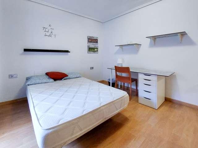Se alquila habitación en piso de 5 dormitorios en Valencia