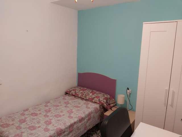 Se alquila habitación en piso de 5 dormitorios en Valencia