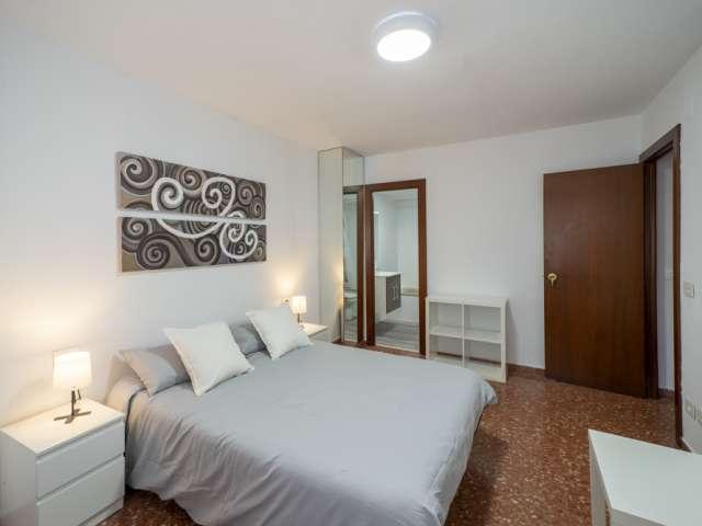 Se alquila habitación en piso de 5 dormitorios en Valencia