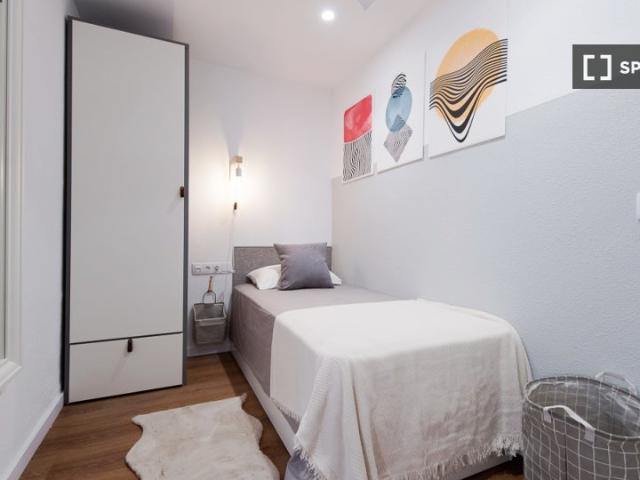 Se alquila habitación en piso de 5 dormitorios en Valencia