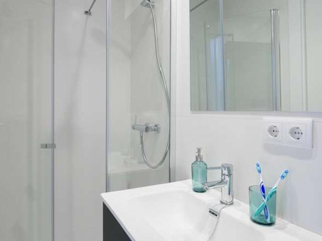 Se alquila habitación en piso de 5 dormitorios en Valencia