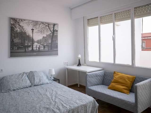 Se alquila habitación en piso de 5 dormitorios en Valencia