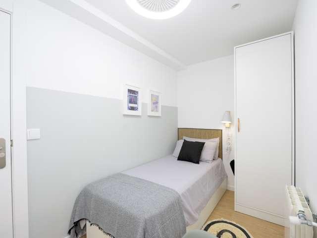 Se alquila habitación en piso de 5 dormitorios en Valencia