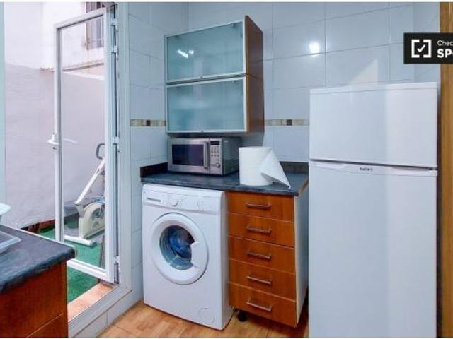 Se alquila habitación en piso de 5 dormitorios en Valencia