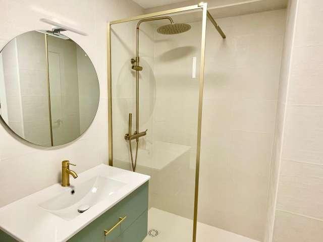 Se alquila habitación en piso de 5 dormitorios en Valencia