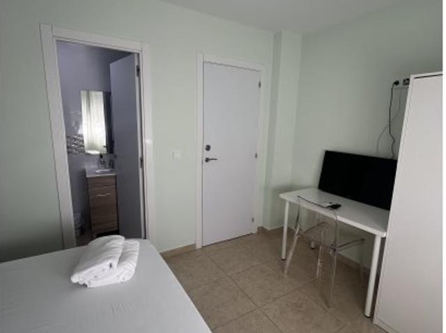 Se alquila habitación en piso de 5 dormitorios en Valencia