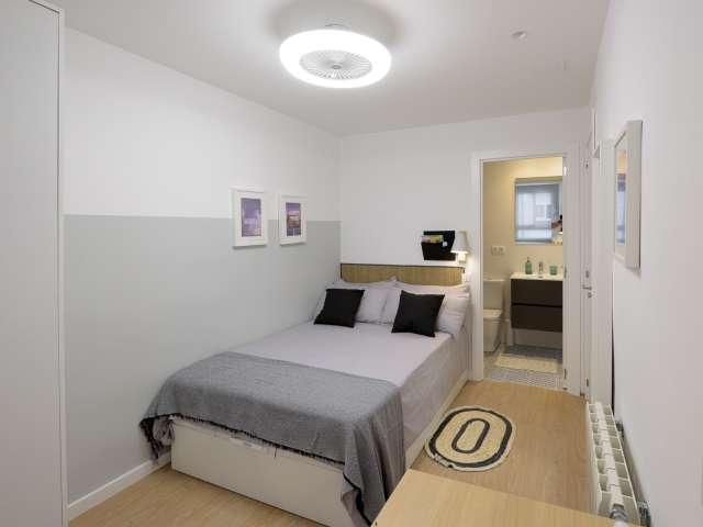 Se alquila habitación en piso de 5 dormitorios en Valencia