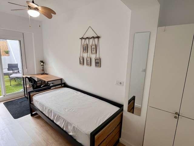 Se alquila habitación en piso de 5 dormitorios en Valencia