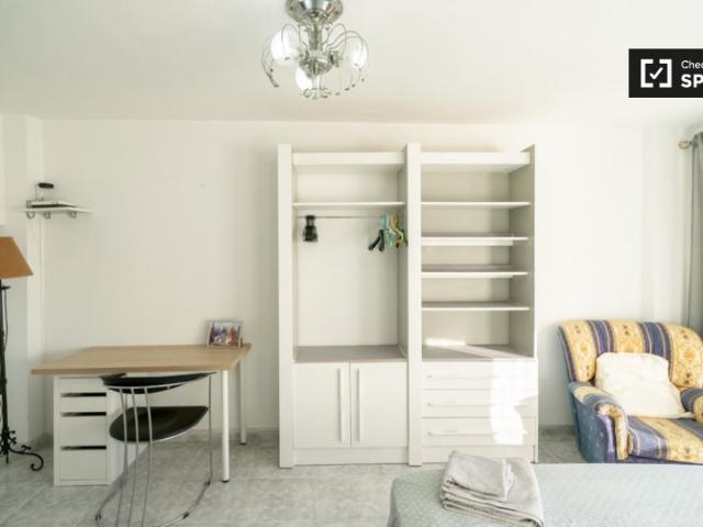 Se alquila habitación en piso de 5 dormitorios en Valencia