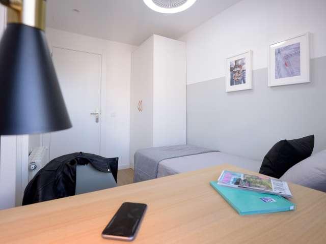 Se alquila habitación en piso de 5 dormitorios en Valencia
